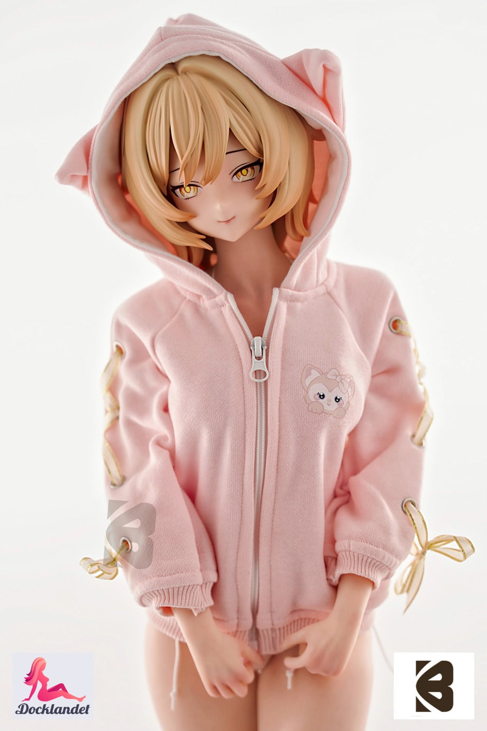 Suzuki Momomame est une mini-poupée exclusive de la marque BC-Doll. Une miniature extrêmement réaliste et détaillée d'une femme de 61 cm de long. Momomame est parfaite comme décoration d'intérieur pour celles d'entre vous qui adorent le look féminin mais qui n'ont pas l'espace ni l'argent pour une poupée pleine grandeur. Une miniature réaliste convient également bien à la photographie et bien sûr à diverses aventures et fantasmes exotiques plus privés.