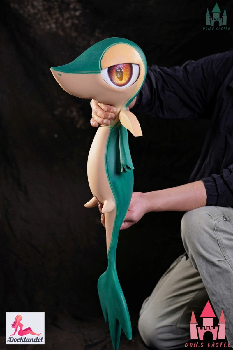 Pokémon poupée sexuelle Snivy de la marque Dolls Castle. Une poupée cosplay de 80 cm de haut inspirée du populaire Pokémon Snivy. 