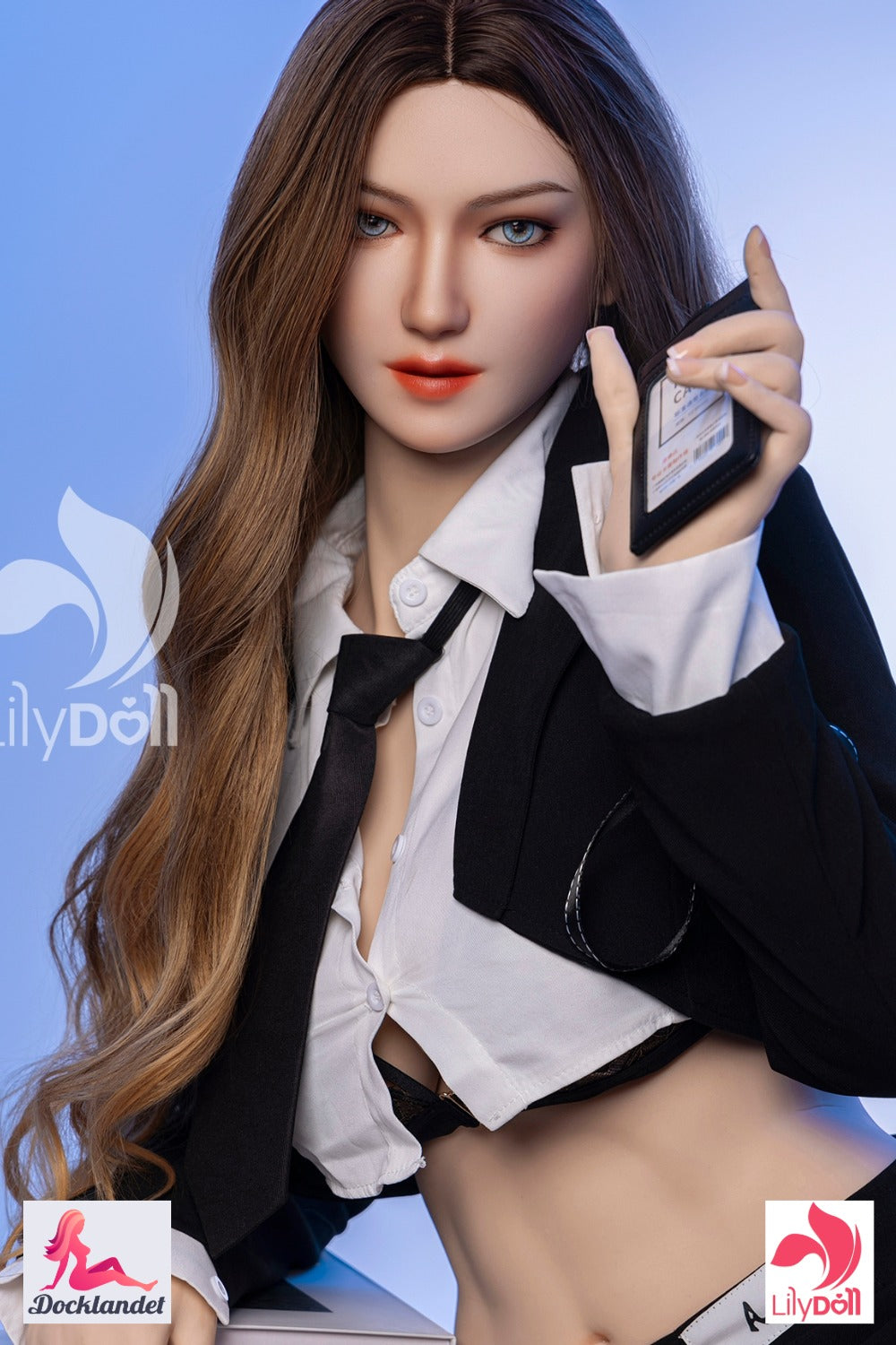 LilyDoll sex docka 168 cm med långt brunt hår, iklädd kostym och slips, realistisk look med sensuell attityd”
