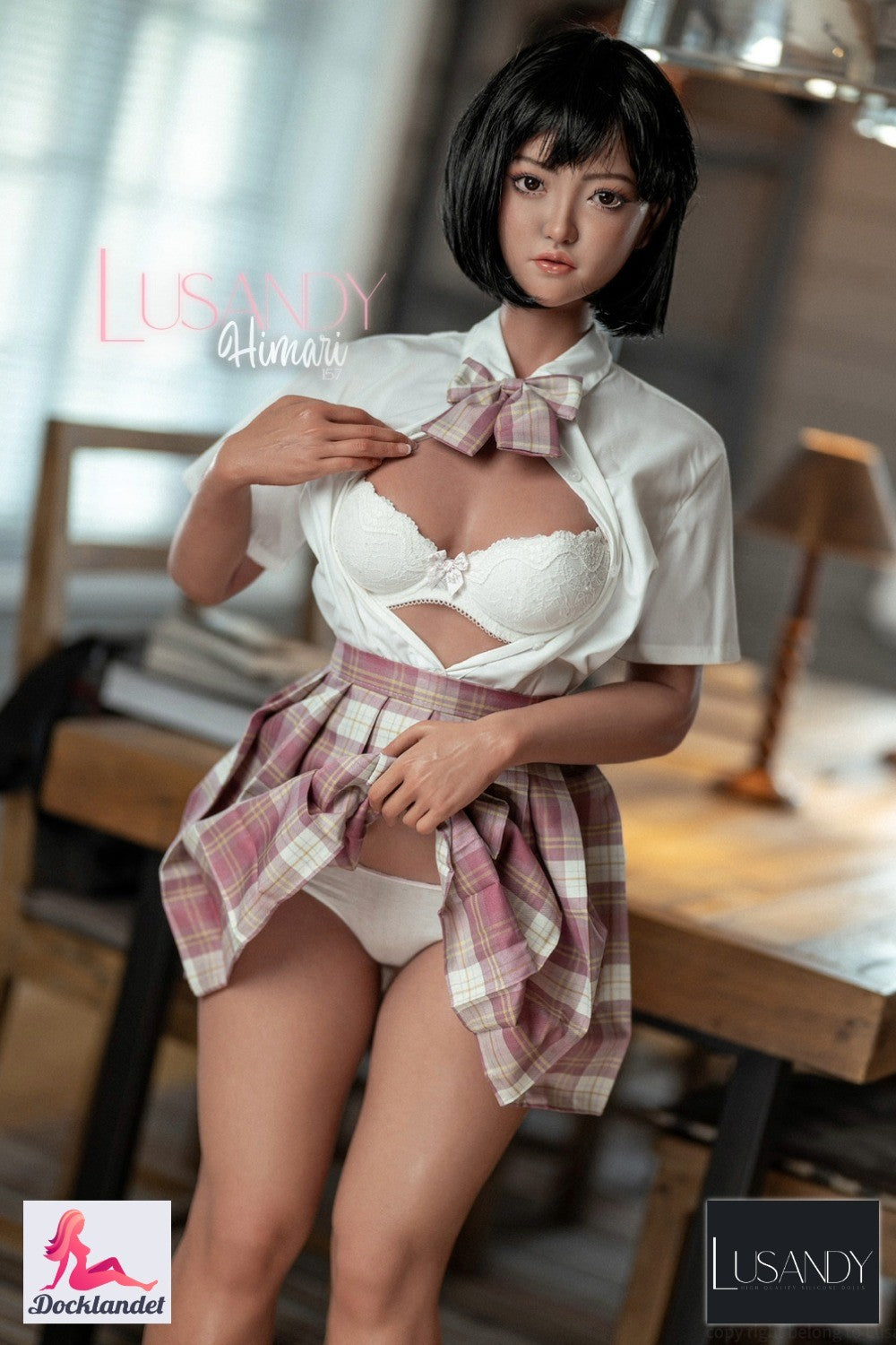 Himari est une poupée réaliste de 157 cm de haut avec un corps et une poitrine naturellement formés size Bonnet B. Une exclusivité sex doll entièrement en silicone de la marque Lusandy Doll. Equipé d'une mâchoire mobile et d'une vraie bouche (ROS).