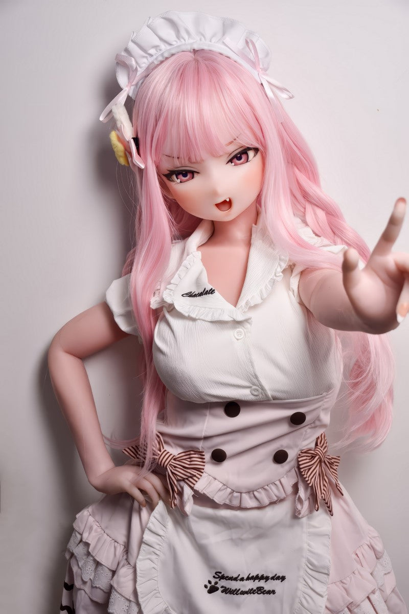 Animeinspirerad sexdocka Ogawa Rika poserar i vit klänning