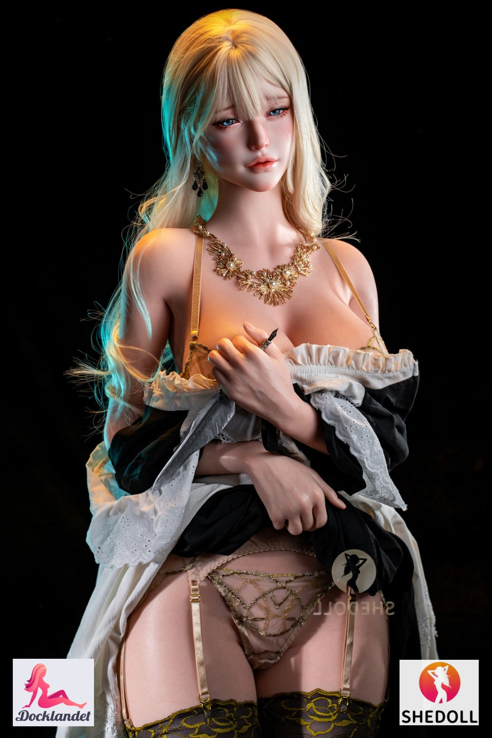 Blonde elle poupée poupée sexuelle avec des yeux bleus, une lingerie exclusive ornée d'or et une longue coiffure ondulée, posant sur un fond sombre avec une sensation de fantaisie luxueuse.