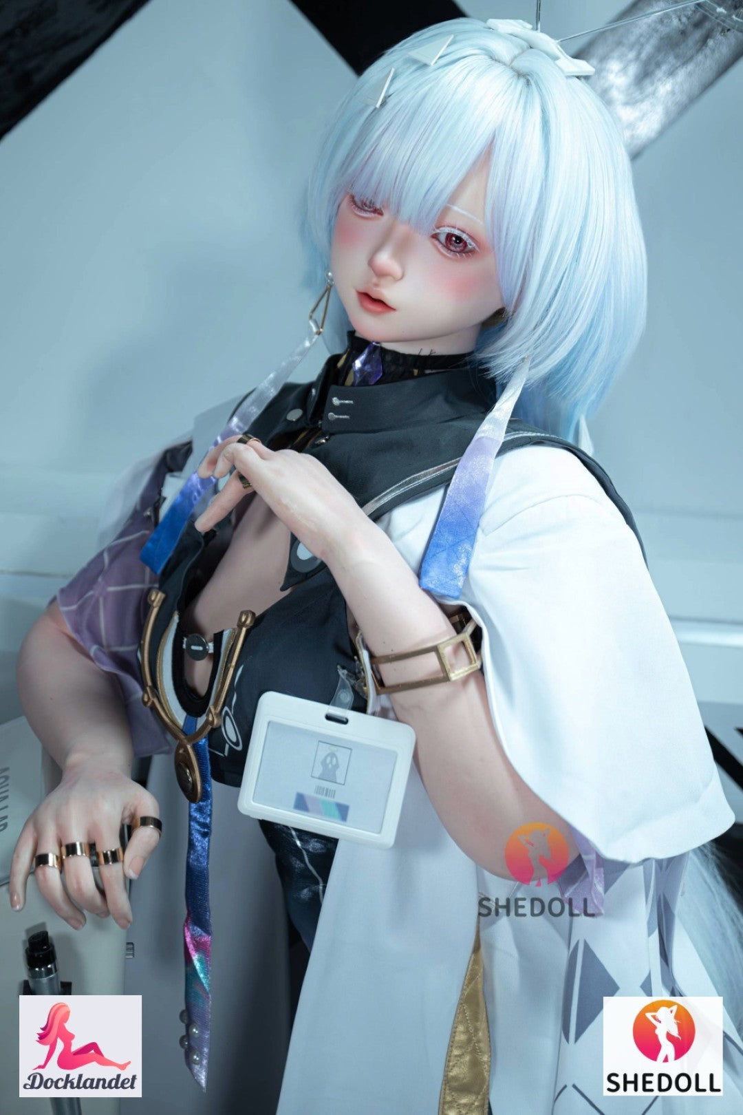 Anime réaliste SHEDOLL poupée avec coiffure bleu clair et tenue de cosplay, gros plan montrant des détails réalistes et un style science-fiction.