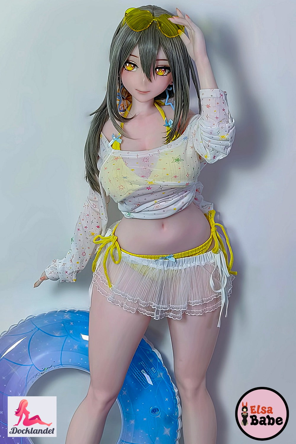 Mizuta Nina 151 cm Elsa Babe poupée anime en silicone avec des cheveux vert foncé, des yeux jaunes et une tenue d'été jaune.