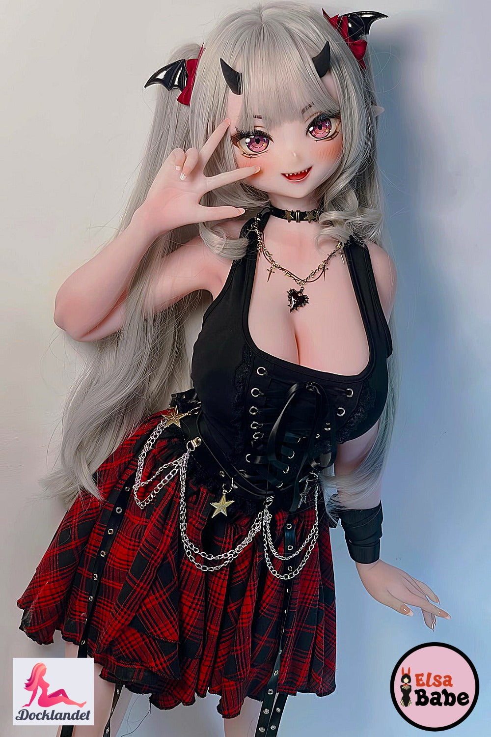 Tachibana Mano 148 cm Elsa Babe poupée anime en silicone avec cheveux clairs, yeux roses, cornes et tenue fantaisie noire.