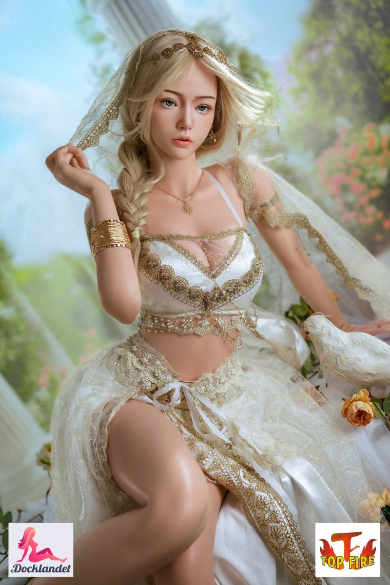 Victoria est réaliste poupée sexuelle du fabricant Top Fire Doll. Une poupée en silicone de 164 cm de haut avec un corps menu et de petits seins (bonnet B). Pour ceux qui recherchent une exclusivité full-size une poupée de haute qualité à un prix abordable est Top Fire Doll Certainement une marque à découvrir !